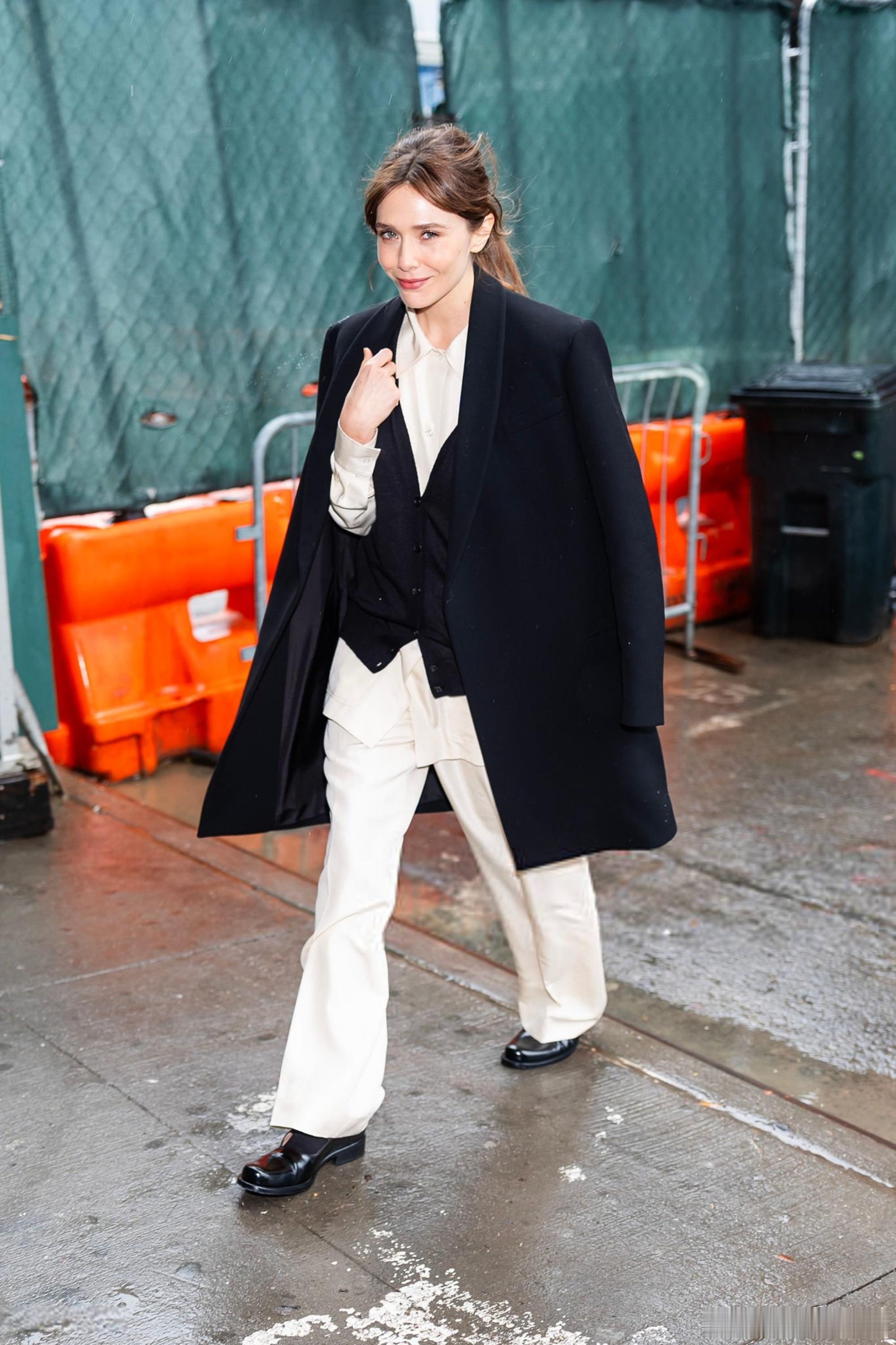 伊丽莎白奥尔森在纽约外出继续为新片《eternity》进行各种宣传工作，包括做客