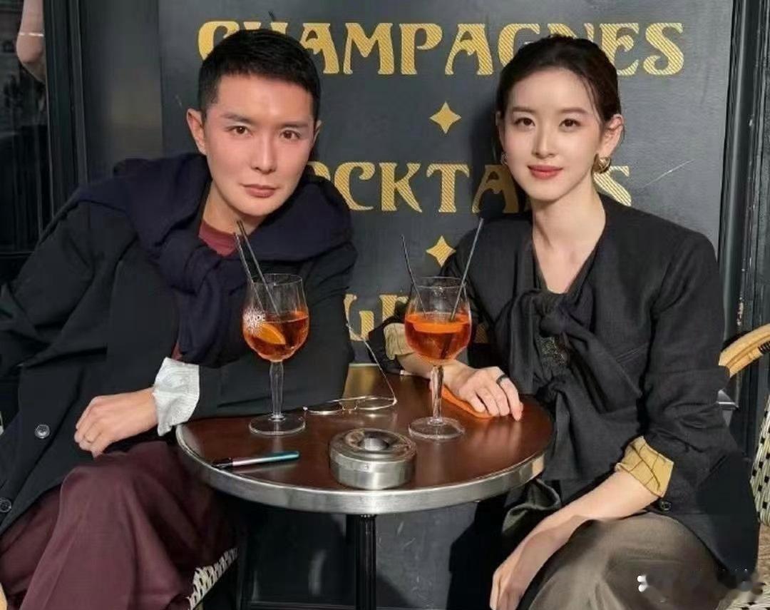 章泽‏天和刘冲的合照眼神‏特别坚定，整个人﻿‏透着优雅和贵气