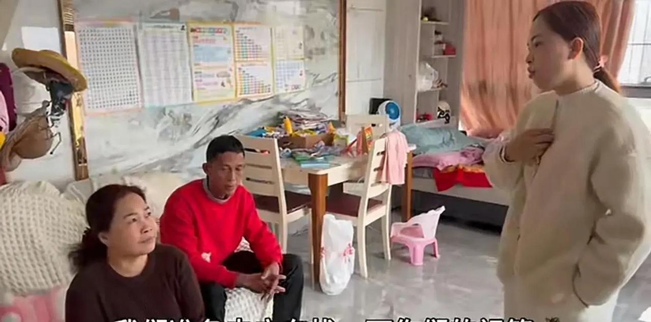 广东刘氏宗祠里，一对小夫妻带着越南岳父翻厚重纸质族谱找丈母娘外公祖籍，族谱管理员