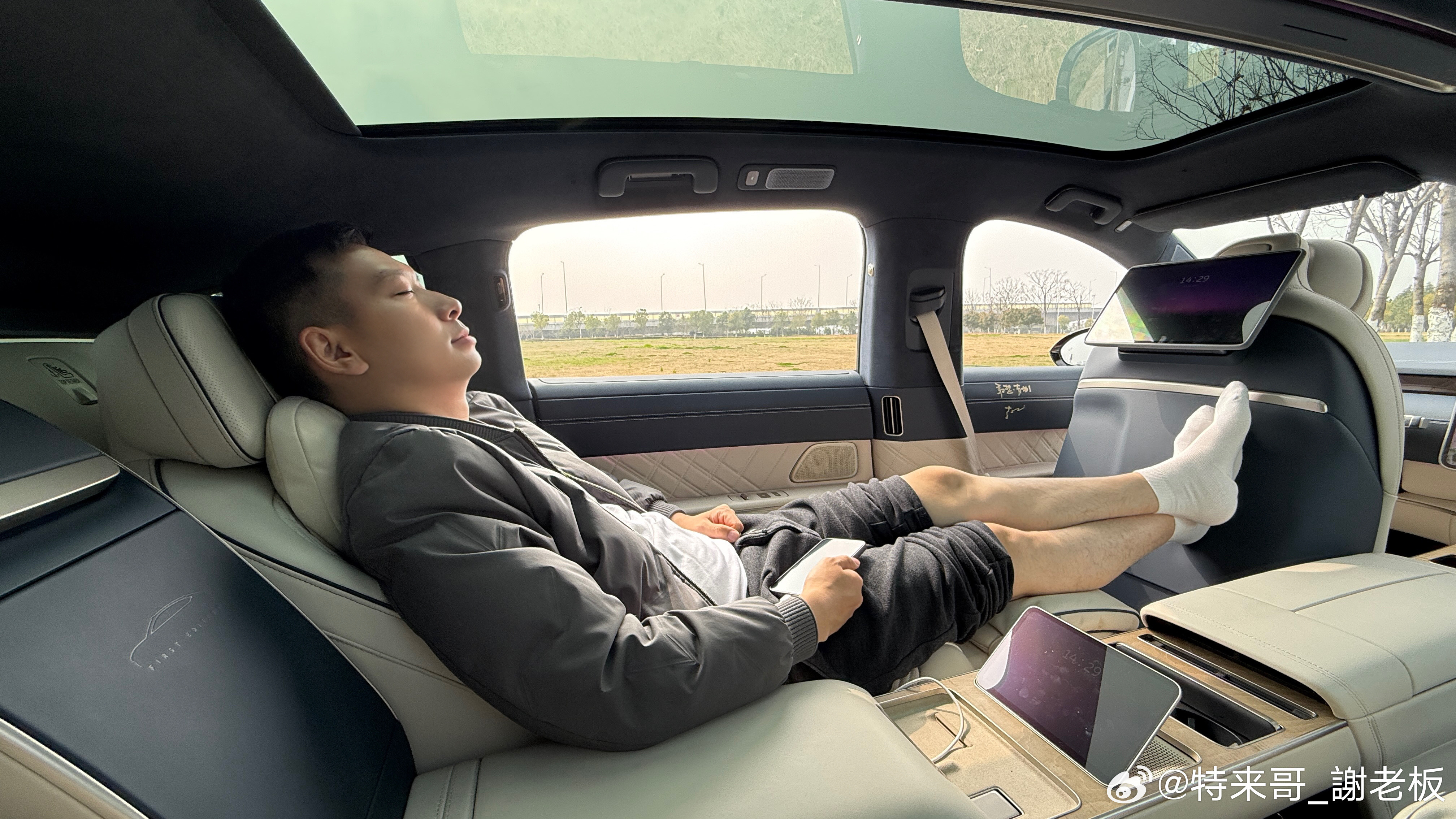 下午有个重要会议，找个草坪在蔚来ET9里享受阳光洒入、吸收草坪的香气～下午