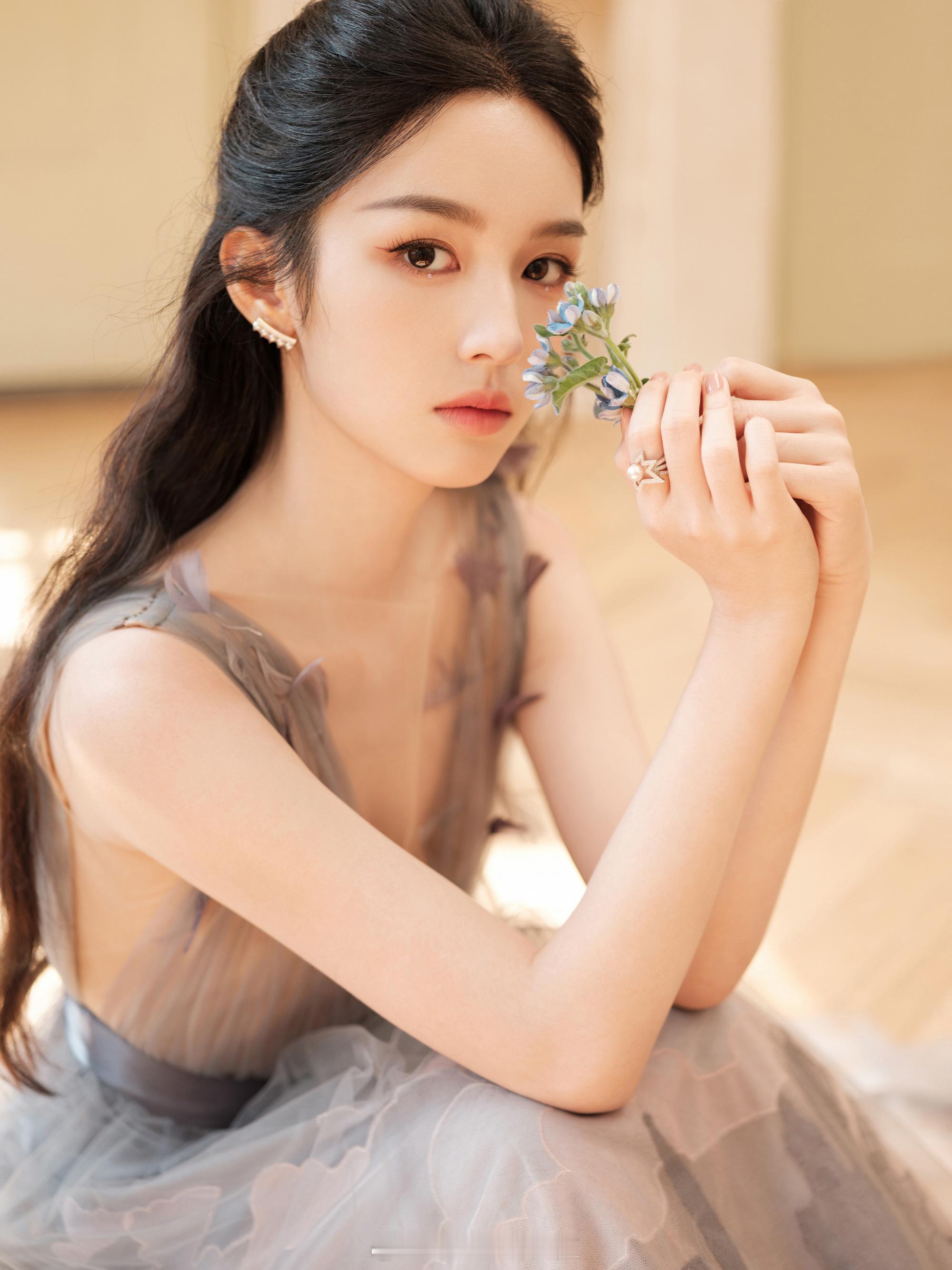 周也穿搭写真薄纱轻盈明媚