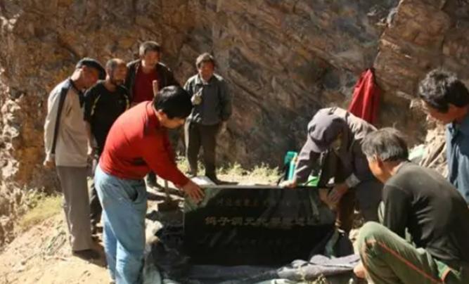 1999年，河北隆化县的四个少年去山上玩耍，避雨的时候躲到了鸽子经常出没的洞里，