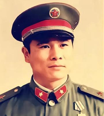 1979年，黄招强在掩护伤员撤退的时候，意外发现部队中竟然多了几张陌生的面孔，于