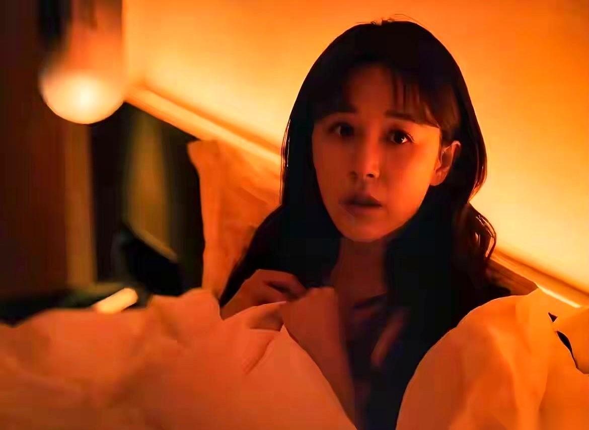 有人说那是演的。说大白天的，亮堂堂的办公室里，怎么可能呢？真的，有时候觉得刚