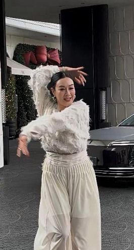 钟丽缇55岁一朵花，这说跳就跳，身材也是绝佳。钟丽缇嫁给张伦硕也是嫁对了，后半