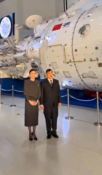 被泰国王后访华第四天的造型美到了！11月16日苏提达王后陪伴泰国国王去北京航天飞