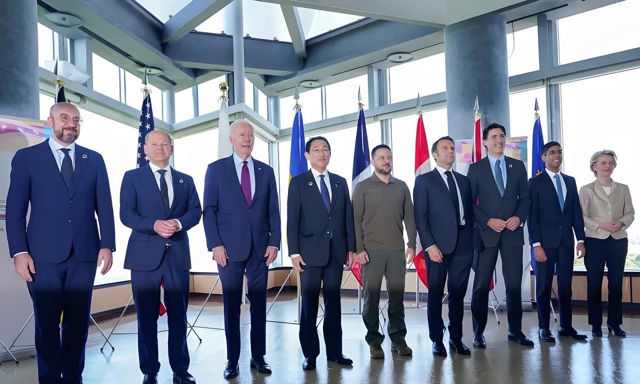 全世界的人都可以指责泽连斯基，骂泽连斯基，要求泽连斯基下台，但是，唯独乌克兰人不