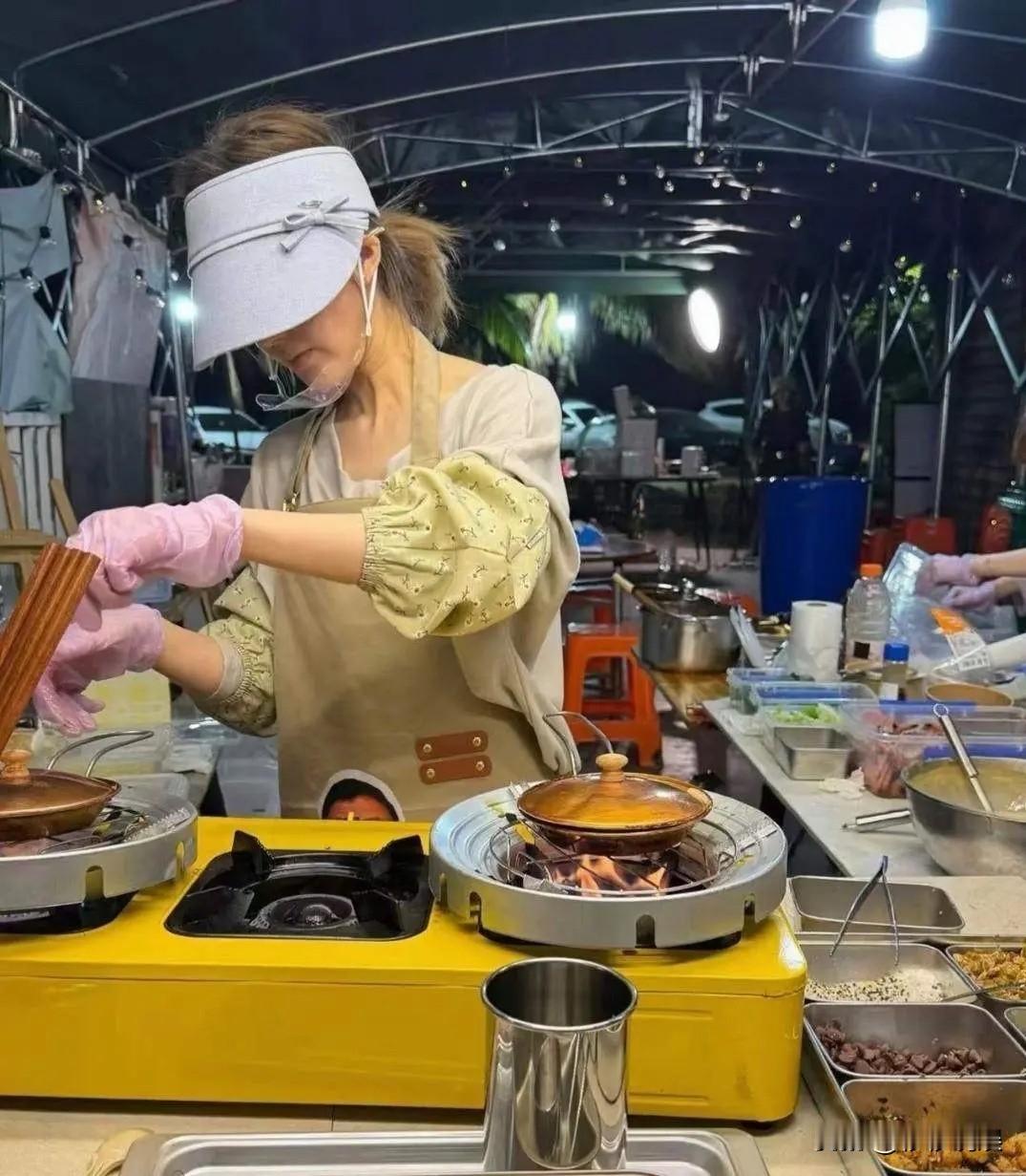 近日，有网友在海南某夜市偶遇赵露思在摆地摊卖蛋糕。被大家认出是赵露思后，她也