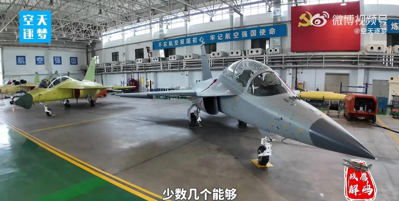 双垂尾舰载教练机——军迷们真是慧眼如炬！这么一闪而过的画面都能察觉端倪，厉害厉害