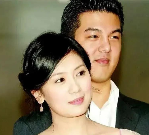 孙志浩这些年其实早就淡出了公众视野当年他和贾静雯的离婚、抢女儿抚养权的风波，闹