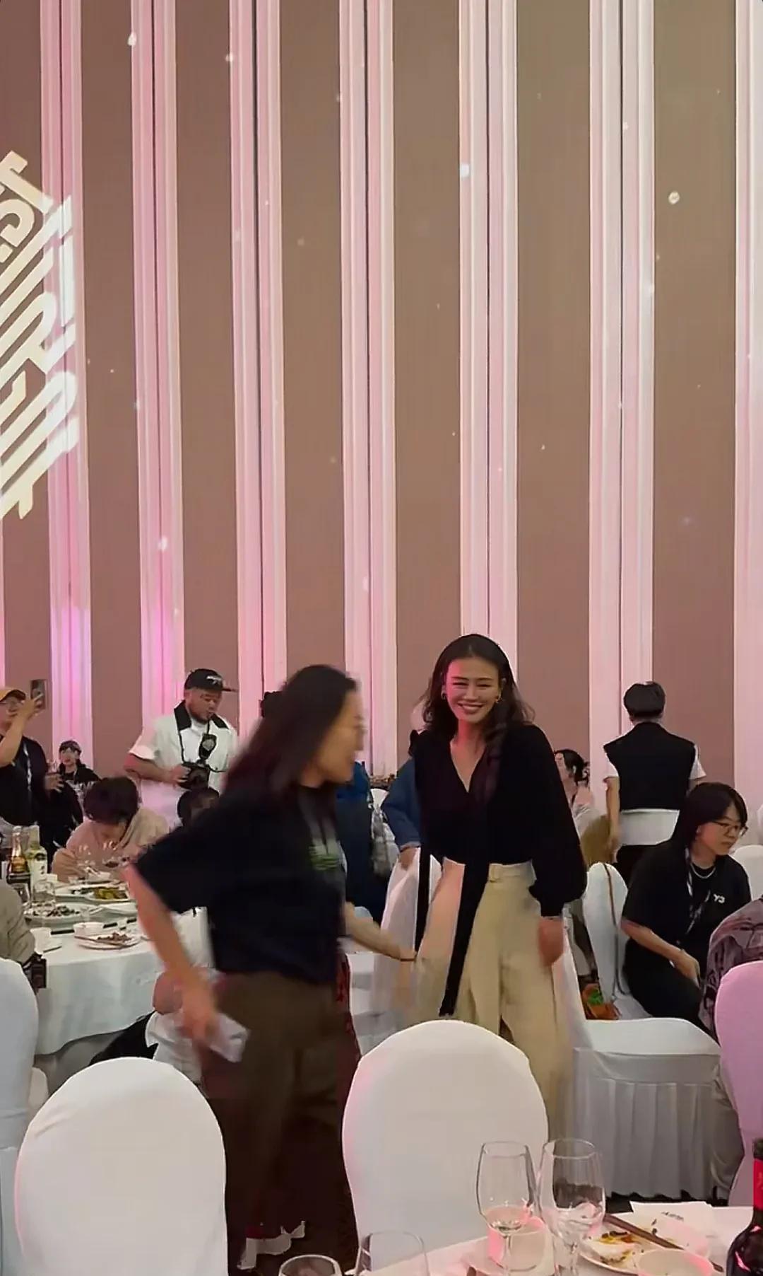 林志玲今年已经50岁，并且结婚生子，马思纯37岁，曾经胖过，现在减肥成功，俩人在