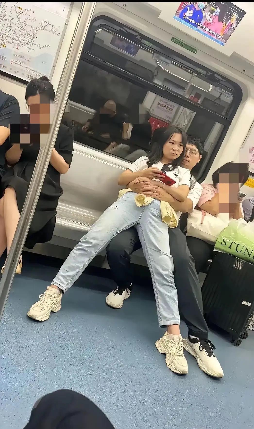 家人们，瞅瞅地铁上这一幕，真让人忍不住感慨：自己不尴尬，尴尬的就是别人！一对男女
