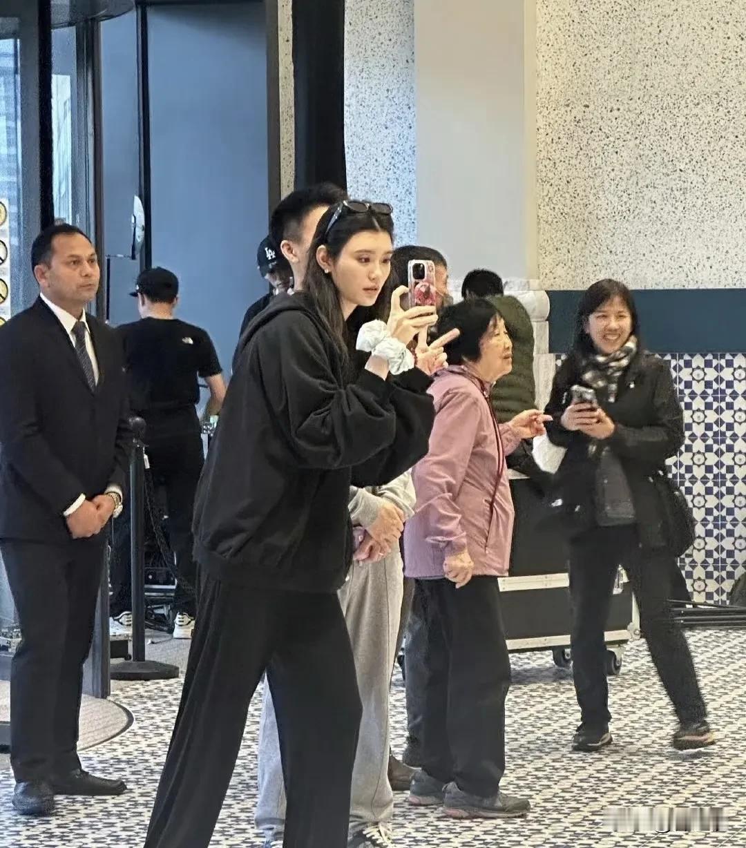 奚梦瑶嫁入豪门，她应该是没有什么烦恼吧，因为婆婆喜欢她，两个小姑子和她的关系也好