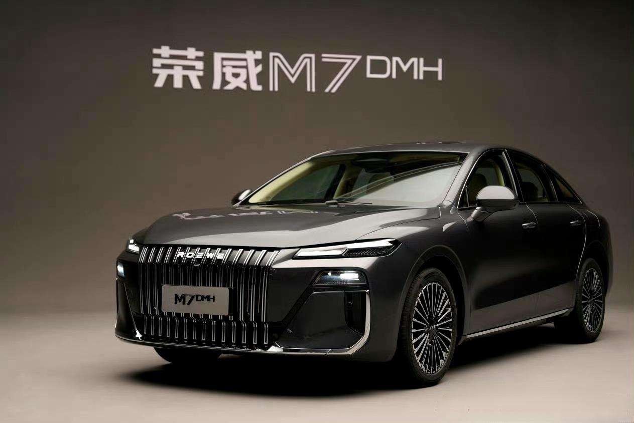 荣威M7DMH实车亮相，外形我已经发过很多次了，先来看看基本参数:1，M7这