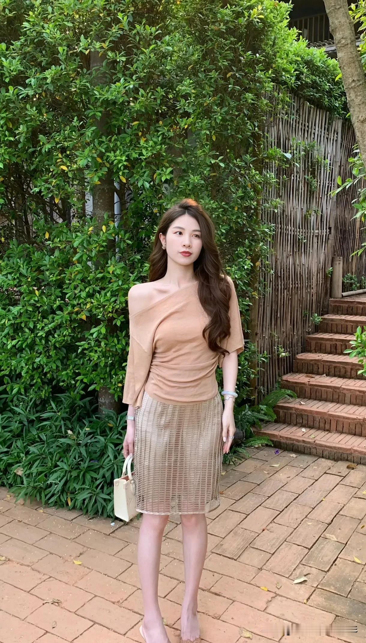 被温柔棕色调治愈的周末午后逃离城市的匆忙，躲进这片满是绿意的小院，连风都带着温