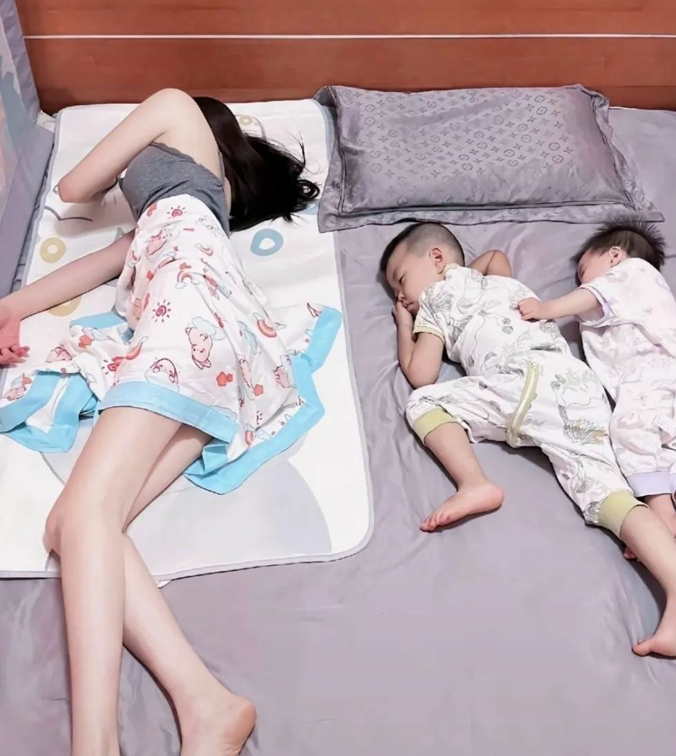 让小姨子帮忙看一下孩子结果自己睡的迷迷糊糊的