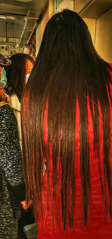 青丝换雪刹那间，韶华老去向谁言。风风雨雨几十载，转瞬黄土漫胸前。一生似牛无闲