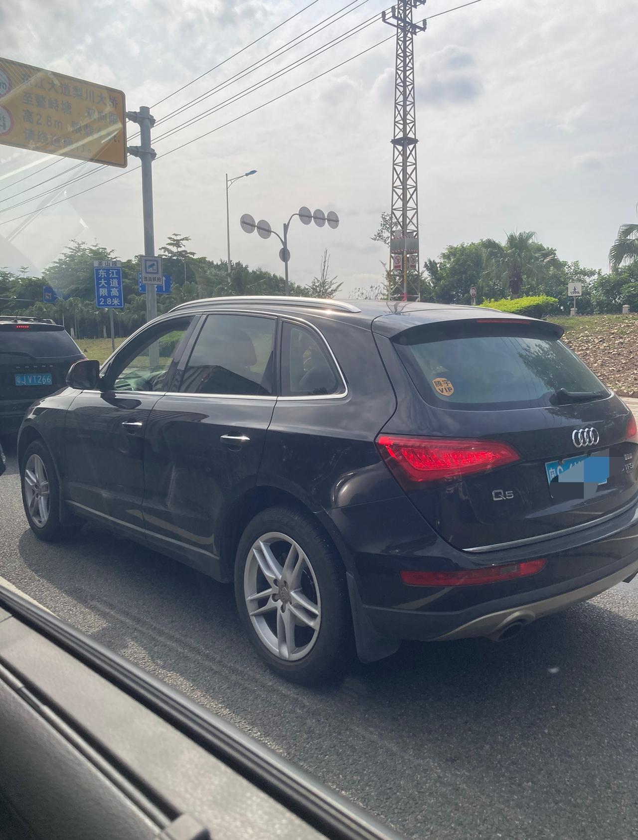 今天和同事出差的时候，看到路上一辆老款的Q5，同事一脸嫌弃地说，怎么现在还有人开