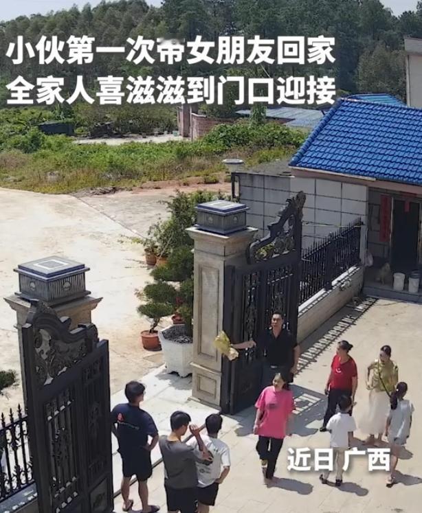 冲上新华社！8月20日河北新闻广播报道，广西贵港，28岁小伙头一回带女朋友回老家