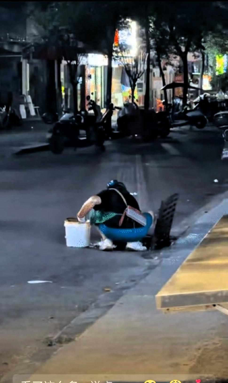 “太震惊了”一女子晚上下班回家的路上，遇到了一位蹲在地上的大妈，走近一看差点忍不