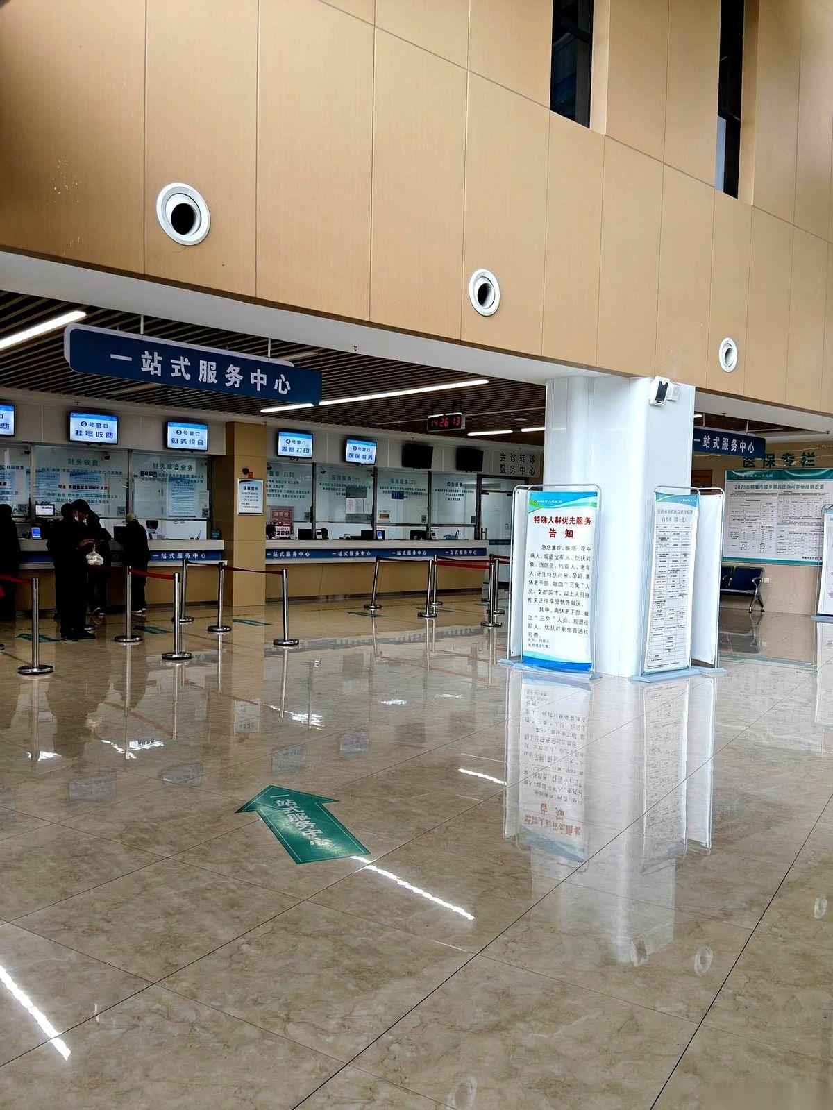 推开那扇厚重的防风门，我本来已经做好了被人流挤得脚不沾地的准备。结果，脚步刚迈进