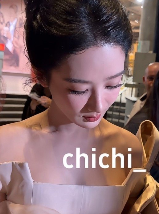 杨紫纯生图直出，肤若凝脂有了具象化