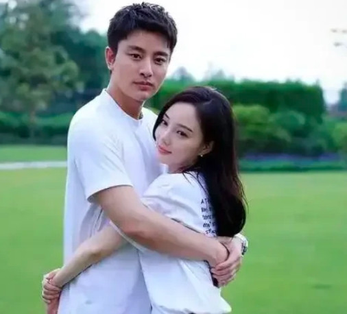 端午佳节，家家团聚细心网友从李小璐晒出的节日照片中，从照片角落的反光镜、窗帘
