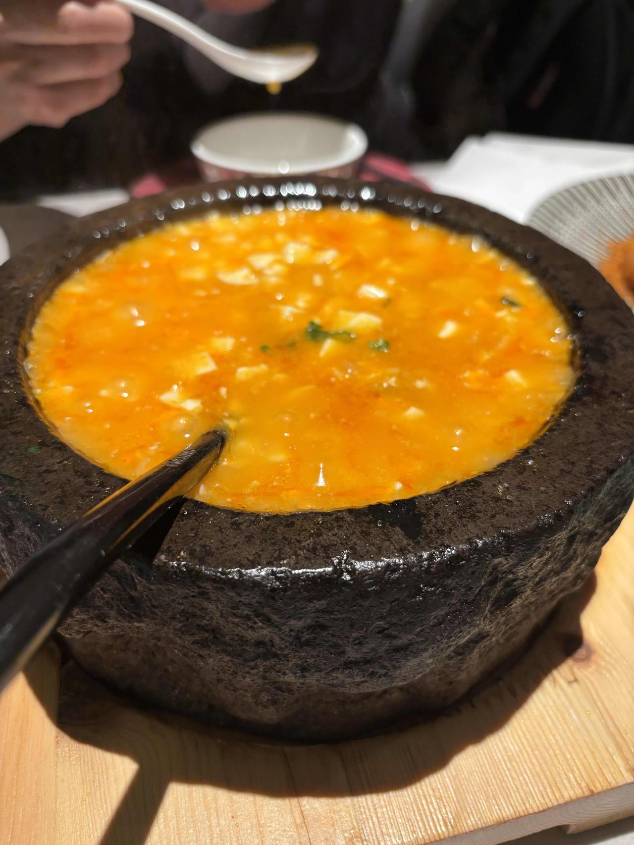 听说返贫三件套是，孩子读私立，老婆全职在，高额的房贷。我算了一下，目前三件套我只