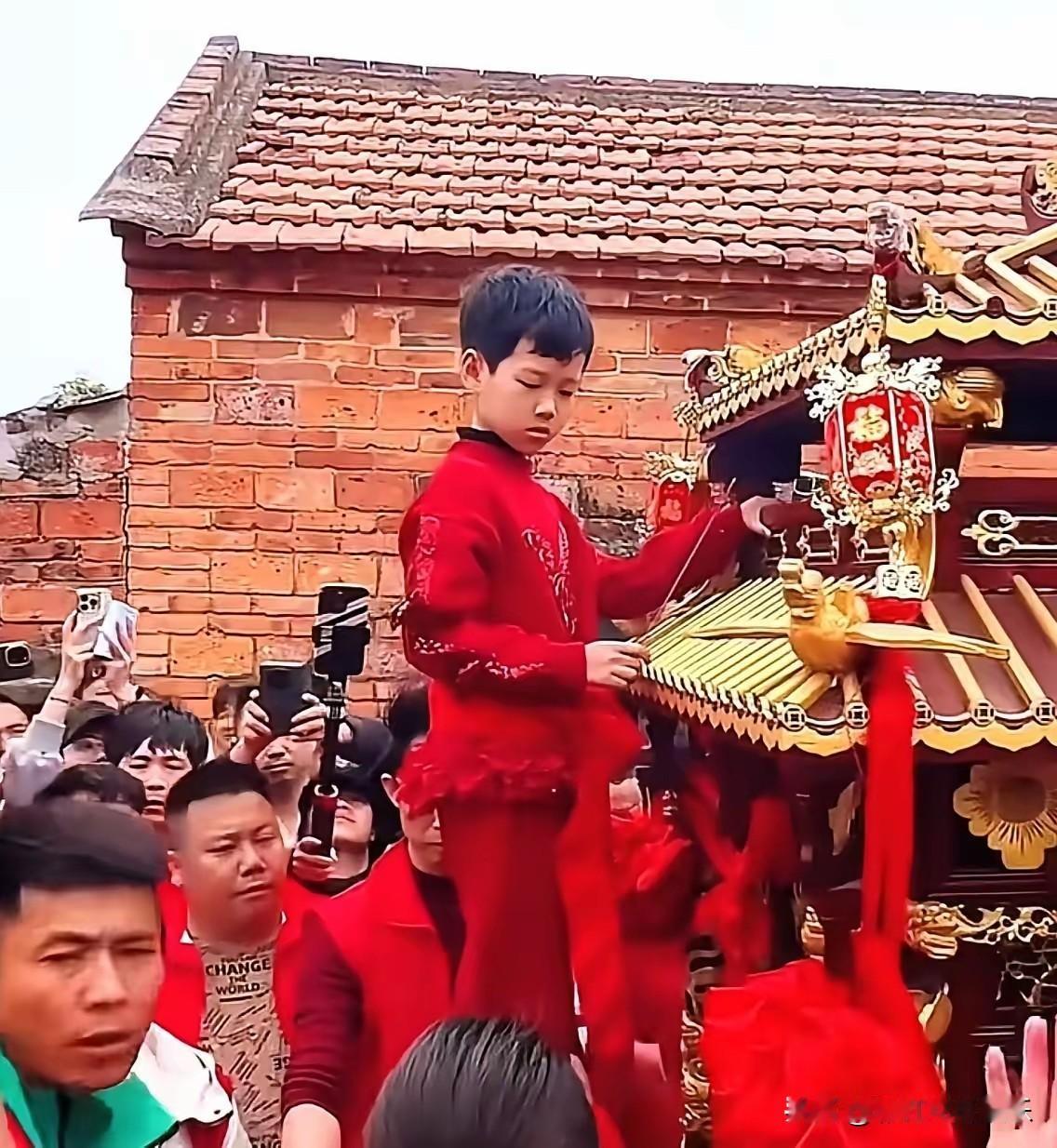 真假乩童的区别一目了然，真乩童不怒自威，脸上有一种神灵的仙气，那种俯视众生的慈悲