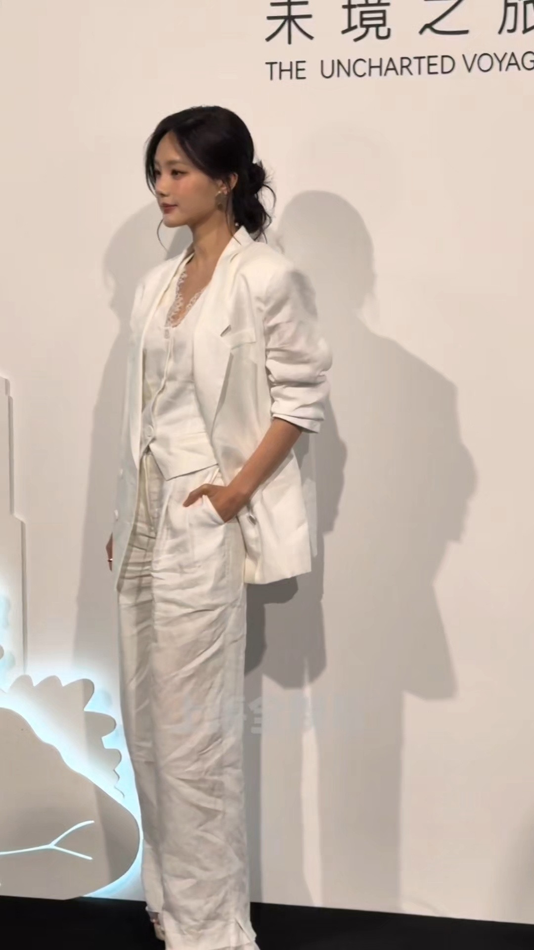 李一桐李一桐白色西装怼脸图释出！✨简约大气又自带高级感，一举一动都是恰到好处