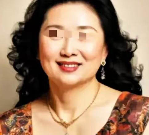 一个62岁的阿姨跟着旅游团去青海游玩，行程第三天，在戈壁旁牧民帐篷外头，被一个皮