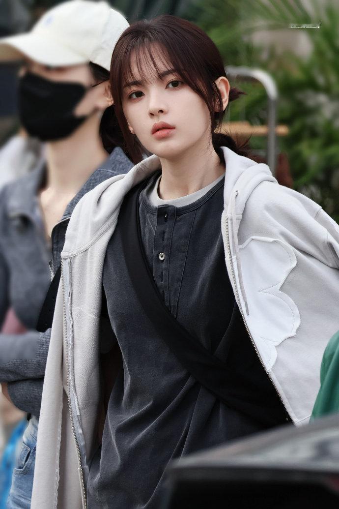 杨超越代拍爆改站哥代拍这波转型太惊喜！镜头里的杨超越氛围感拉满，随手一拍都是