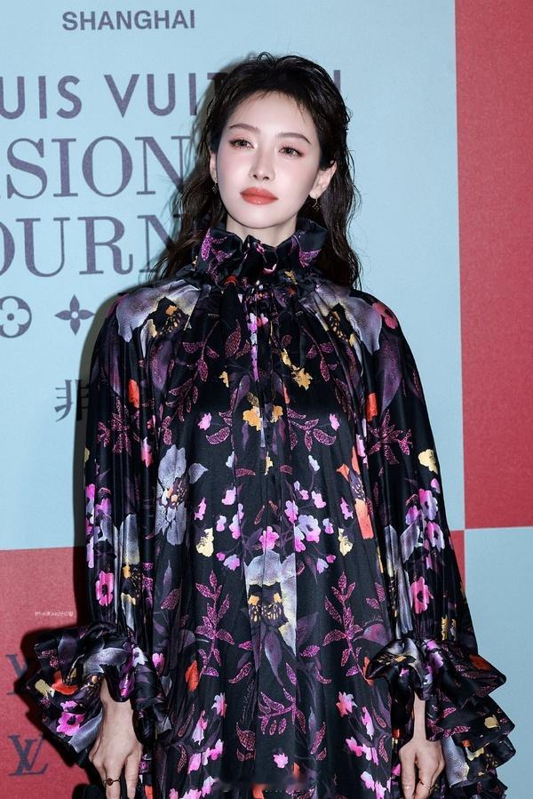 宋茜是被lv做局了吗…美女真的是辛苦了明星LV大秀红毯生图​​​