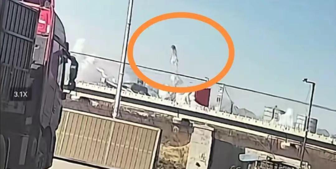 包钢爆炸的时候，崩飞了一个铁疙瘩，最后在废品收购站被找到，收购站老板发声透露更多