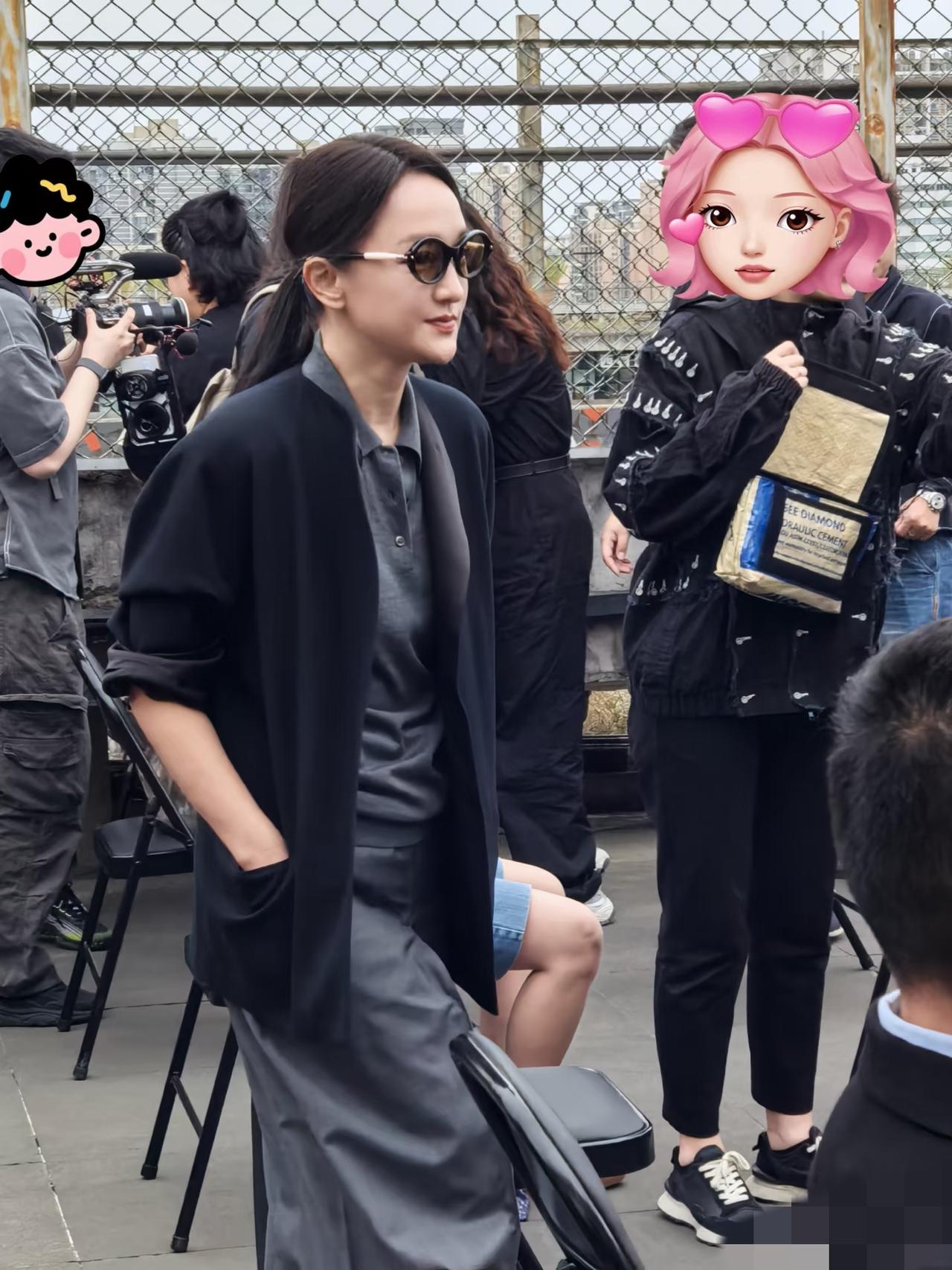 5月8日，陈可辛新戏《明天，会更好》开机，周迅罕见露面，无修图下有点老了，下巴上