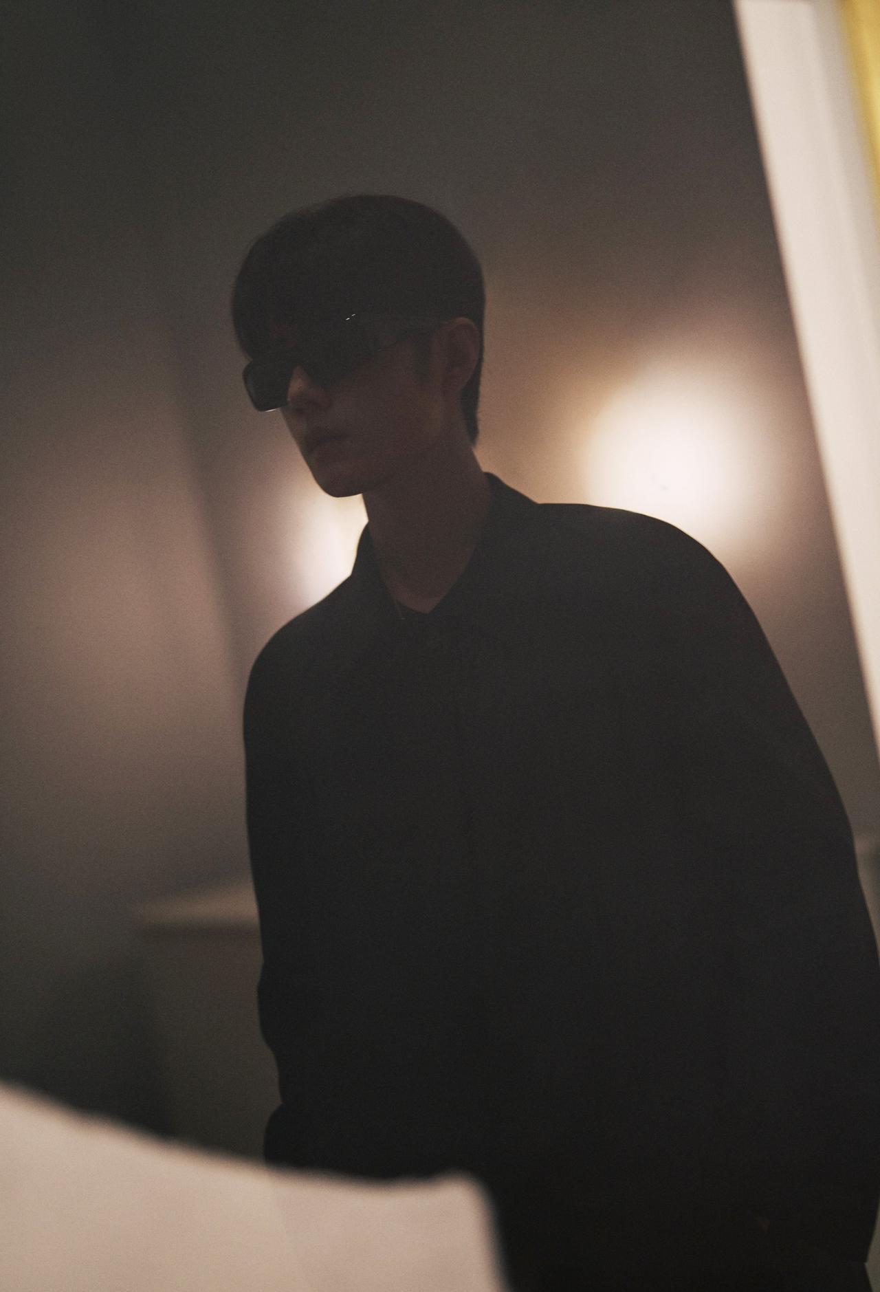 顶流去时装周不稀奇，但这次是Gucci的全球代言人。肖战在米兰的那身全黑皮衣造