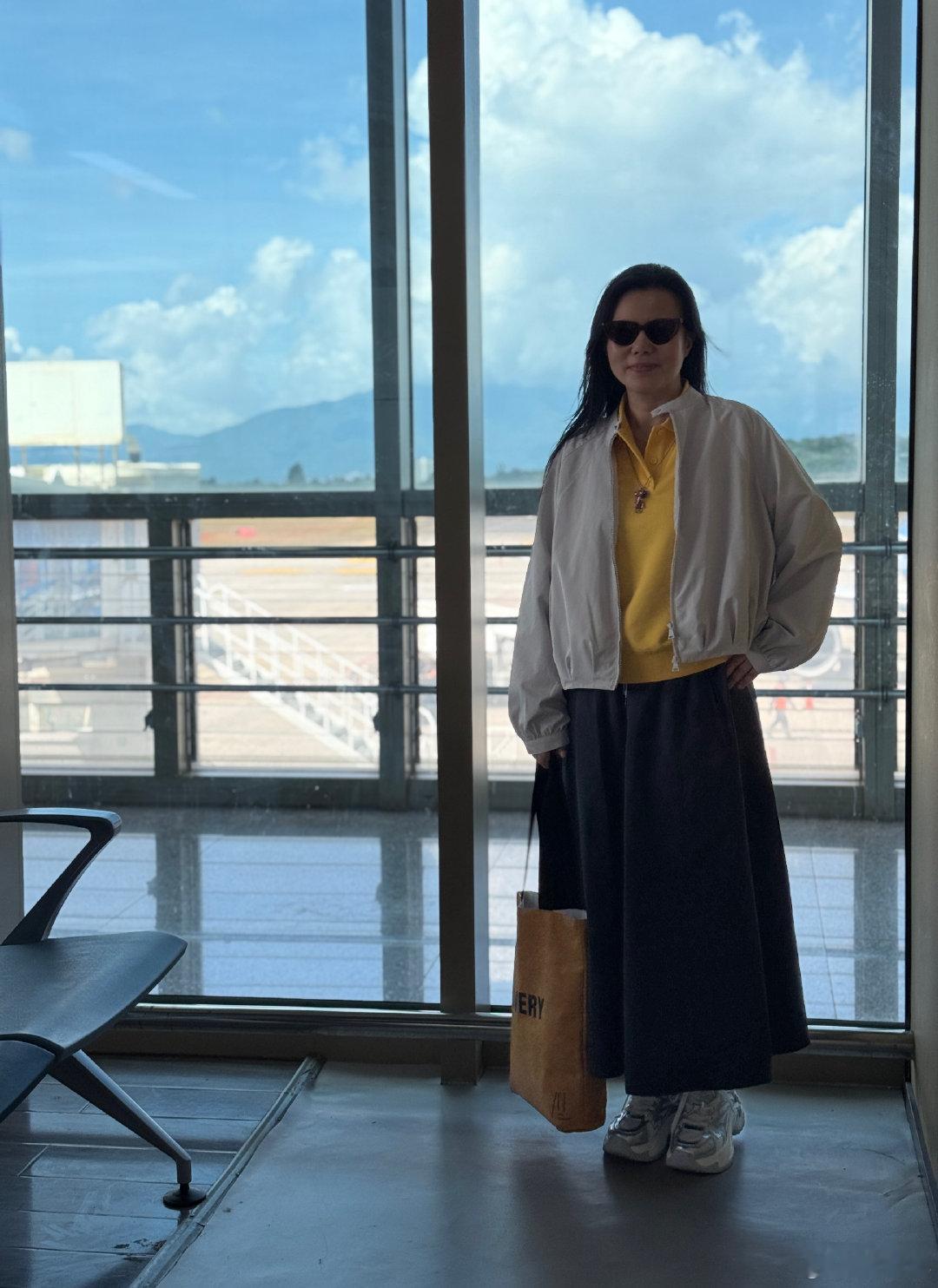 妈妈一直喜欢我长发飘飘，我就留着漂漂亮亮的长发。中秋节前，陪妈妈过了她76岁的生日。妈妈高高兴兴的把