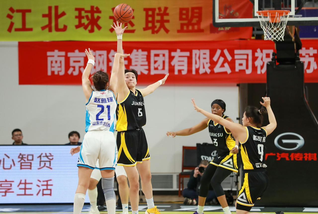江苏女篮今天恐难再赢新疆女篮！此前虽交手过一次，新疆女篮是大败。因为从内线
