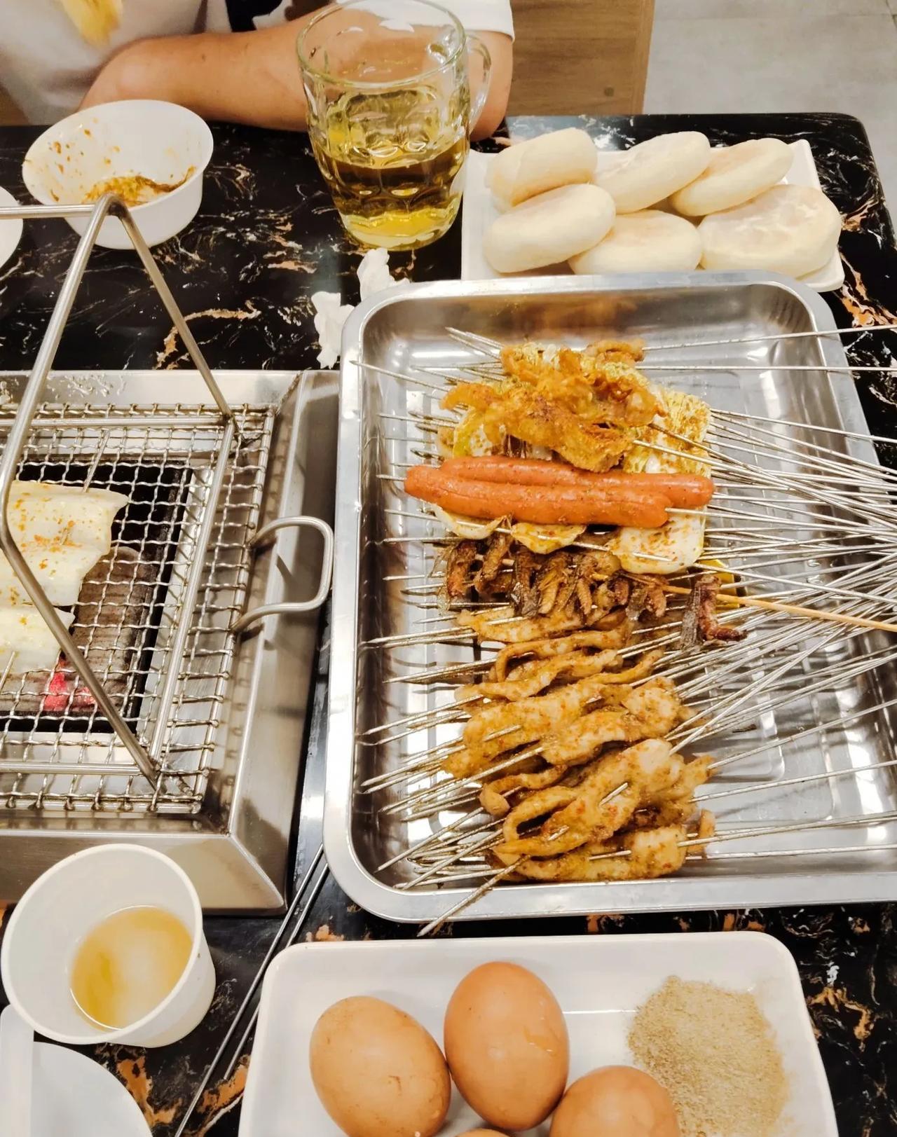 今晚和老公两个人出来吃小烧烤配啤酒了，没有带熊孩子，发信息给他，他说不饿。他六点