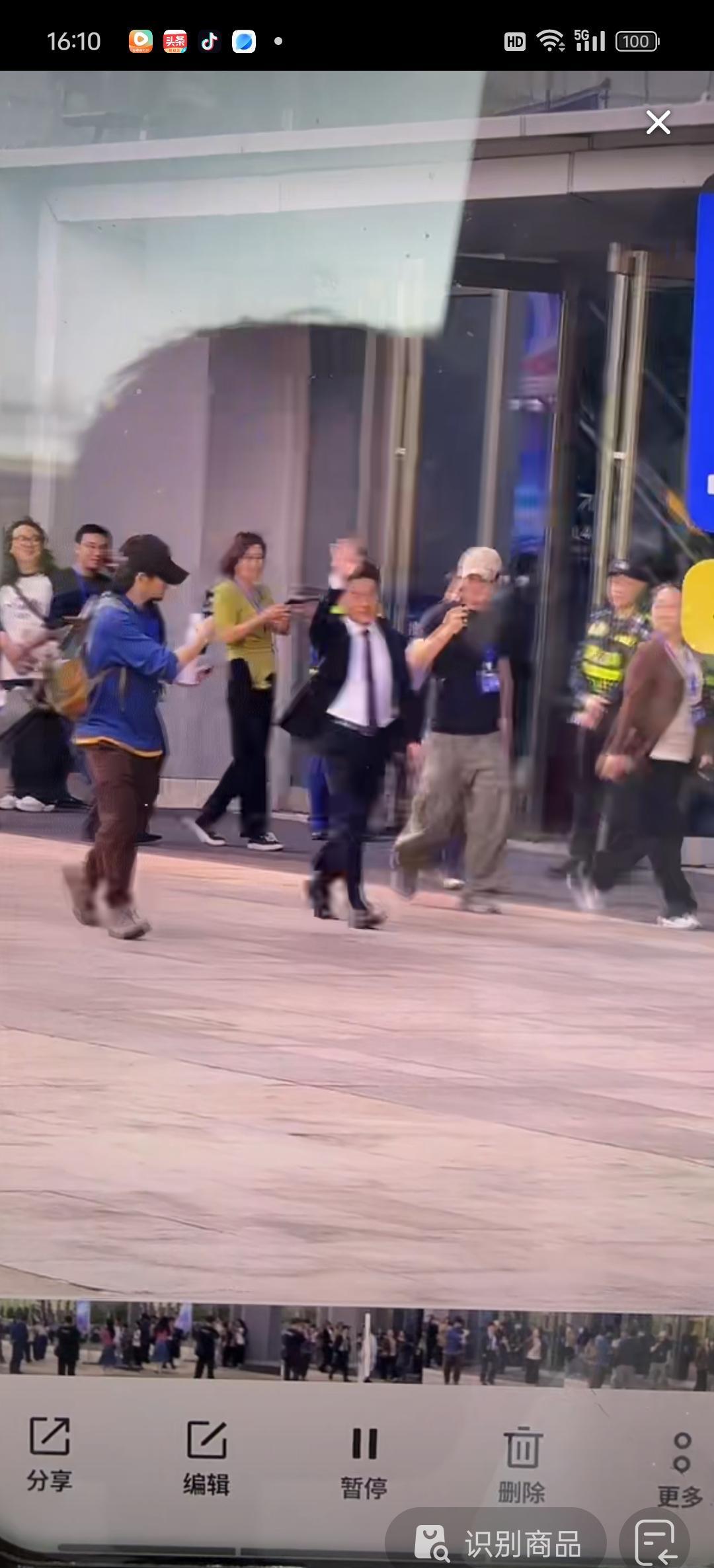 他一到场，外面粉丝跟堵车一样挤成墙。董宇辉没摆架子，直接鞠躬致意，那一瞬间你就