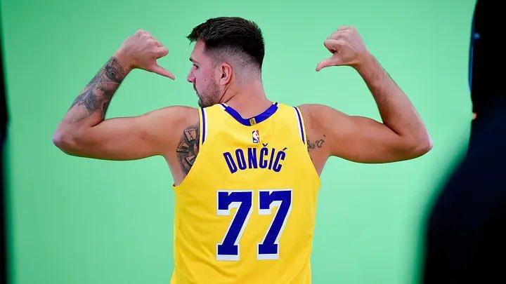 湖人队球员入选NBA最佳阵容一阵埃尔金·贝勒（10次）杰里·韦斯特（10次）