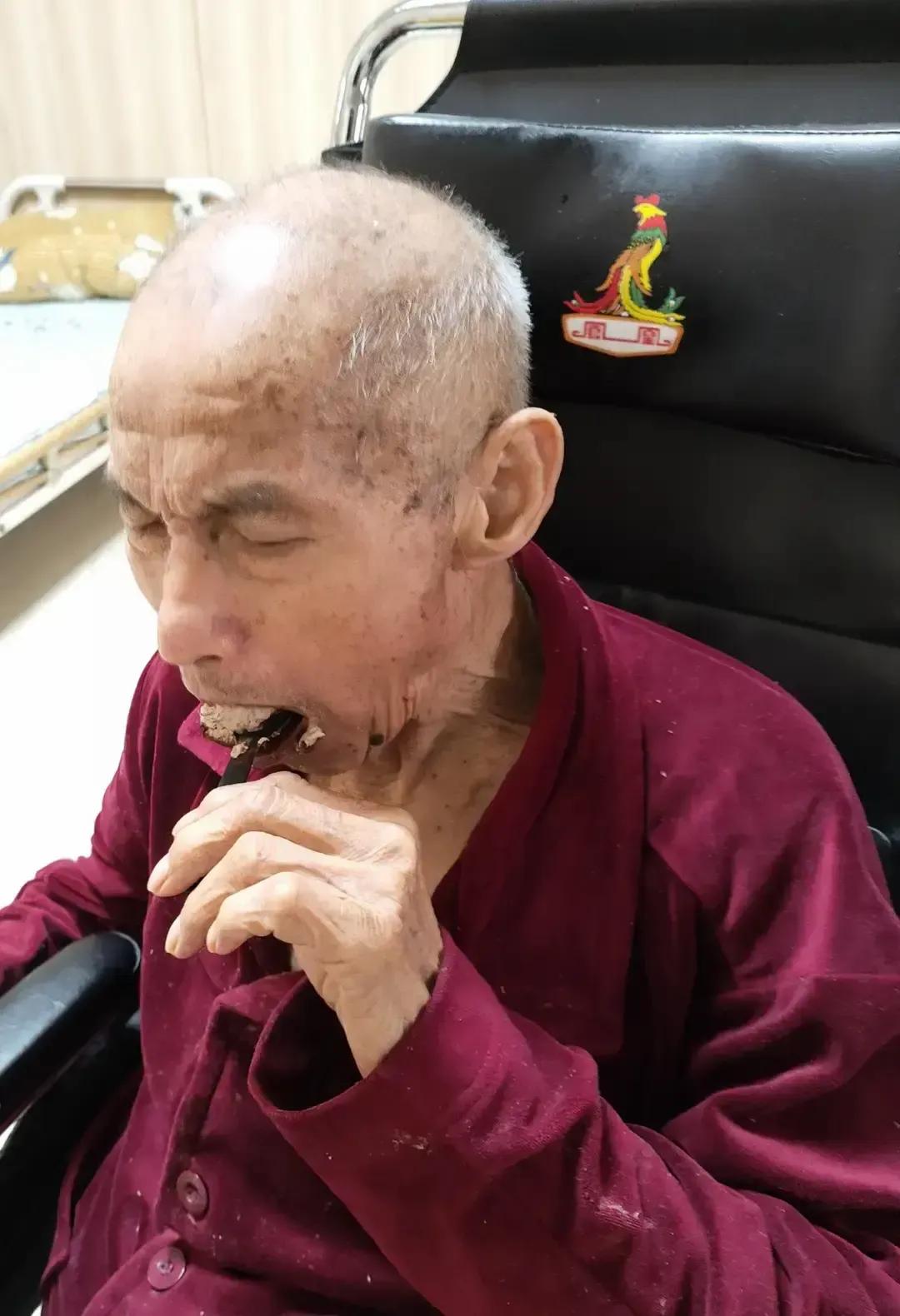 小林把脑梗出院的老爸接进城才22天，全家就快被凌晨四点的烧水声、随地吐痰、不关灯