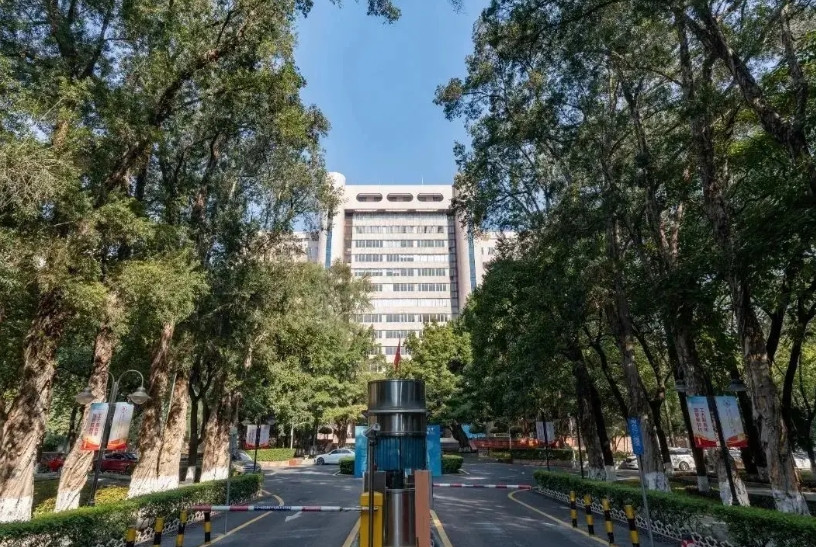 设计学本科，考研选广东工业大学，还是华南师范大学？第一，如果以读博为目标，行业