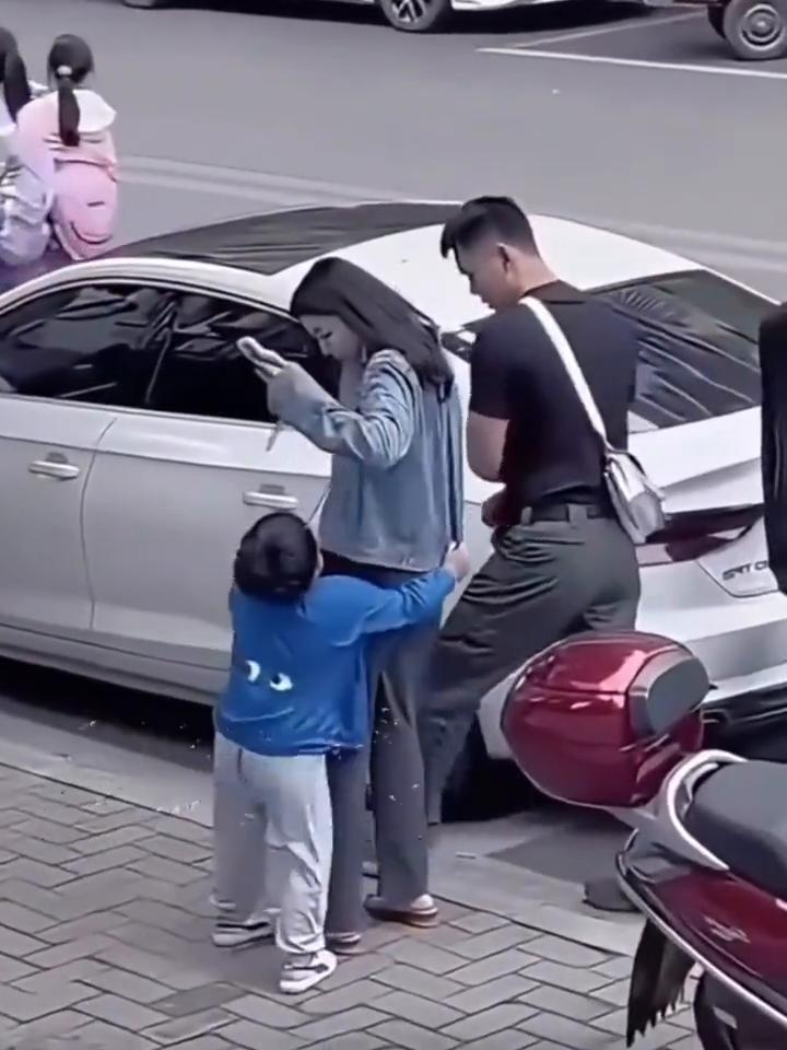 男孩街头看见熟悉的身影，很像两年前离开的妈妈。他满脸兴奋的上前抱住