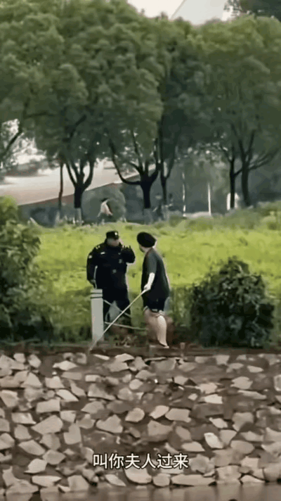 江苏南京，一大学生在学校池塘钓鱼，保安发现后上前阻拦，不料学生掉进了湖里，学生拼