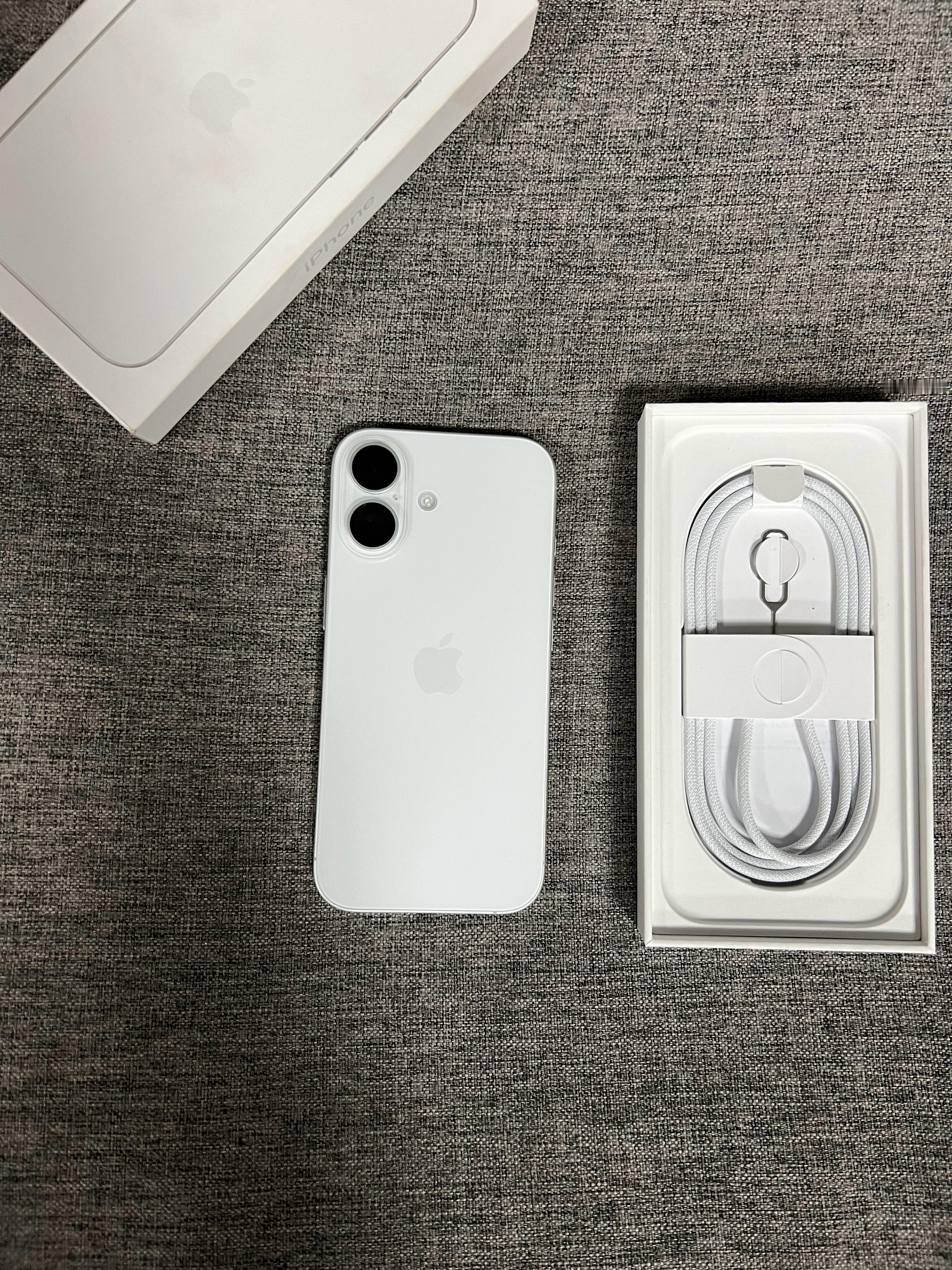 iPhone17256G白色，99新，🔋仅循环18次，效率100，盒子配件