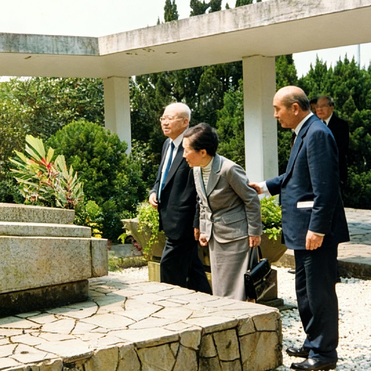 吴健雄给师父胡适上坟，丈夫袁家骝陪同，一张罕见的留影，令人感佩，尽管恩师已离世近