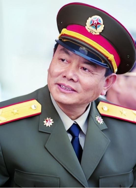 有记者问了驻香港部队司令员刘镇武这样一个有趣的问题，假如有一位香港少女看上了你们