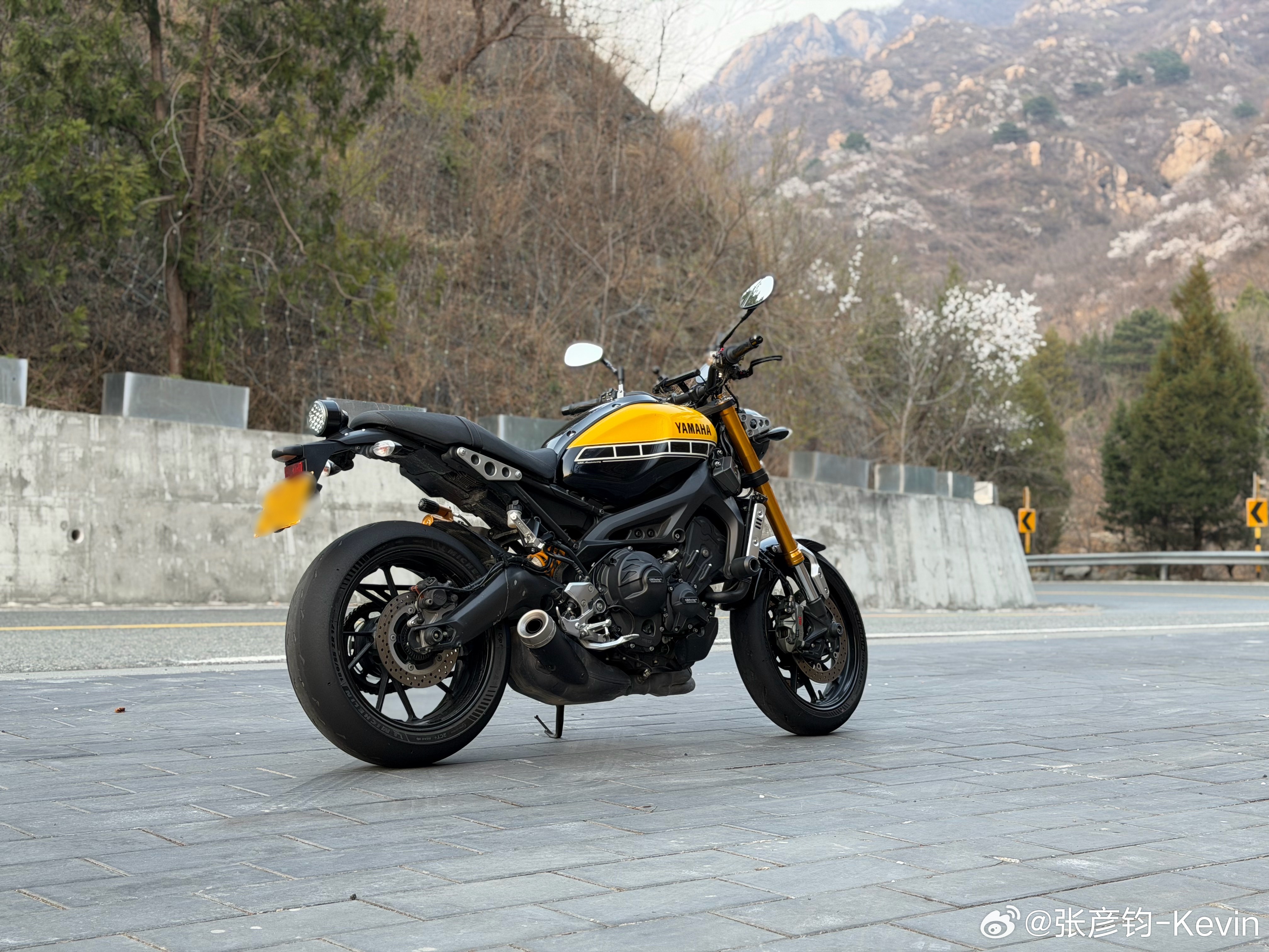 作为对照组，或者说参考吧，这两天又骑了骑我的雅马哈XSR900，几个最大的感受：
