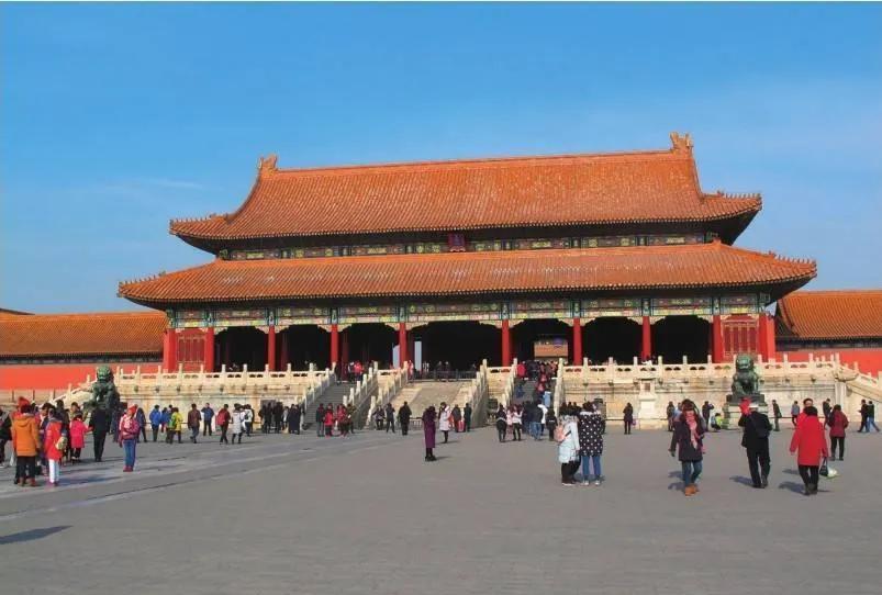 明朝“御门听政”制度很严，听政时朝臣不仅要提早到来，等待皇帝问话，在整个听政期间
